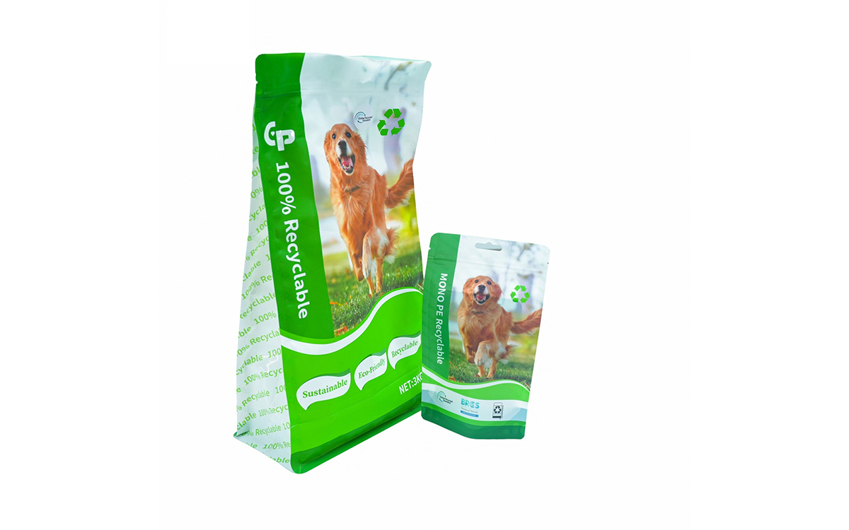 Milieuvriendelijke duurzame pakking voor huisdieren met recyclebaar symbool en groen ontwerp